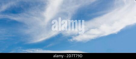 Schöne dunkel orange Himmel Abendschönheit und Wolken bei Sonnenuntergang, Morgendämmerung, brechen die Strahlen der Sonne durch die Wolken. Natürlich Stockfoto