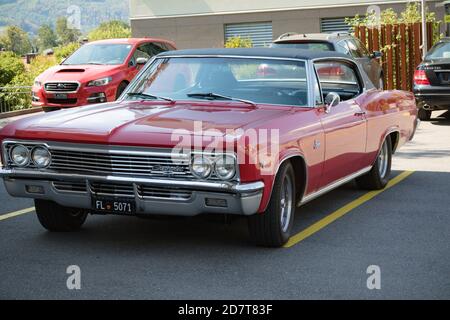 Vaduz, Liechtenstein, 16. August 2018:- EIN Chevrolet Caprice Oldtimer parkt in Vaduz Liechtenstein Stockfoto