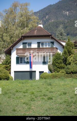 Vaduz, Liechtenstein, 16. August 2018:- EIN Haus in Vaduz, der Hauptstadt von Liechtenstein, das die Nationalflagge führt Stockfoto