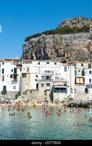 Cefalù, Palermo, Italien, Juli 2020. Detail von dieser kleinen Stadt am Meer und von seinem schönen Strand Stockfoto