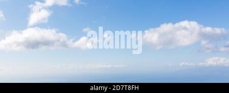 Schöne dunkel orange Himmel Abendschönheit und Wolken bei Sonnenuntergang, Morgendämmerung, brechen die Strahlen der Sonne durch die Wolken. Natürlich Stockfoto