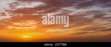 Schöne dunkel orange Himmel Abendschönheit und Wolken bei Sonnenuntergang, Morgendämmerung, brechen die Strahlen der Sonne durch die Wolken. Natürlich Stockfoto