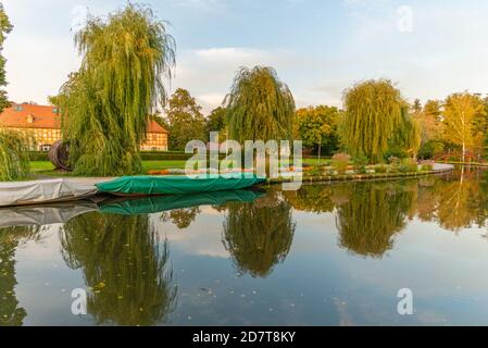 Ferienhäuser in der Burg´s Stallungen, Hauptspree, Lübbenau, touristisches Zentrum des Spreewaldes, Oberspreewald, Brandenburg, Ostdeutschland, Europa Stockfoto