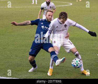 Kansas City, Kansas, USA. Okt. 2020. Sporting KC-Stürmer Johnny Russell #7 (l) macht eine Nebenablauftackle für die Offensive gegen Colorado Rapids Verteidiger Sam Vines #13 (r) während der zweiten Hälfte des Spiels. Kredit: Serena S.Y. Hsu/ZUMA Wire/Alamy Live News Stockfoto