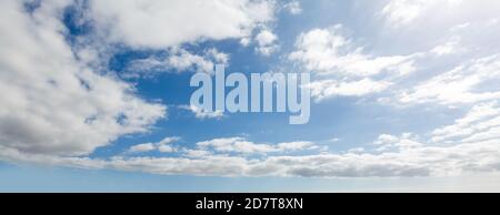 Schöne dunkel orange Himmel Abendschönheit und Wolken bei Sonnenuntergang, Morgendämmerung, brechen die Strahlen der Sonne durch die Wolken. Natürlich Stockfoto