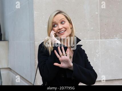 London, Großbritannien. Oktober 2020. Laura Whitmore, Moderatorin des irischen Fernsehens und Radios, in den BBC Studios. Kredit: Mark Thomas/Alamy Live Nachrichten Stockfoto