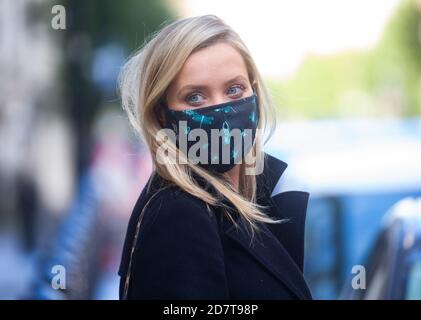 London, Großbritannien. Oktober 2020. Laura Whitmore, Moderatorin des irischen Fernsehens und Radios, in den BBC Studios. Kredit: Mark Thomas/Alamy Live Nachrichten Stockfoto