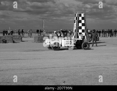 Normandy Beach Race, altes Ford-Auto in Aktion am Strand Start, schwarz und withe foto, Sieger Ziellinie Stockfoto