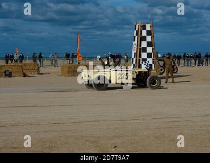 Normandy Beach Race, altes Ford-Auto in Aktion am Strand, Sieger Ziellinie Stockfoto