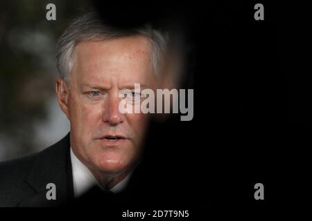 Washington, Usa. Oktober 2020. Stabschef des Weißen Hauses Mark Meadows spricht vor dem Westflügel des Weißen Hauses in Washington, DC. Am Sonntag, 25. Oktober 2020. Meadows wurde gefragt, ob die Mitarbeiter von Vice President Mike Pence positiv auf COVID-19 getestet haben. Foto von Yuri Gripas/UPI Kredit: UPI/Alamy Live News Stockfoto