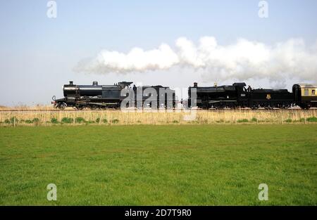 '88' und '5322' gehen weg vom Blauen Anker mit einem Bishops Lydeard - Minehead Service. Stockfoto