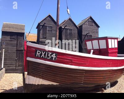 Fischerhütten und historisches Fischerboot in Hastings, Altstadt, Stockfoto