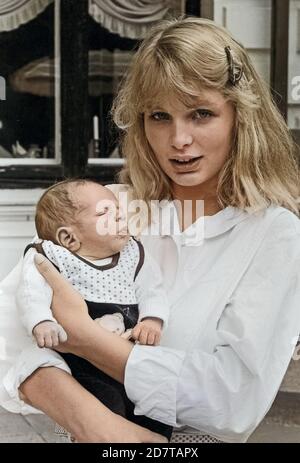 Corinna Drews, Ehefrau von Schlagersänger Jürgen Drews, mit Baby Fabian, Deutschland um 1981. Corinna Drews, Ehefrau des Deutschen Schlager Sänger Jürgen Drews, mit baby Sohn Fabian, Deutschland um 1981. Stockfoto