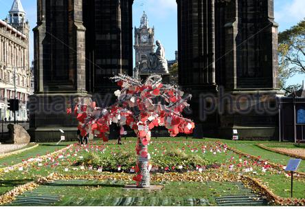 Edinburgh, Schottland, Großbritannien. Oktober 2020. Poppy Scotland Appeal, Scotland's Tree of Honor Hung with Poppies in Princes Street Gardens zur Vorbereitung auf den Remembrance Sunday, der in diesem Jahr auf den 8. November fällt. Der Baum der Ehre besteht aus tausenden personalisierten Botschaften und Danksagungen zu Ehren der Armeegemeinschaft. Kredit: Craig Brown/Alamy Live Nachrichten Stockfoto