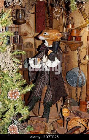 National Christmas Center, Lancaster County, ennsylvanifox Figur mit antiken Telefon, angezogen, Schwanz Mantel, Stiefel, dapper, Zimmer, Körbe, Laternen, Stockfoto