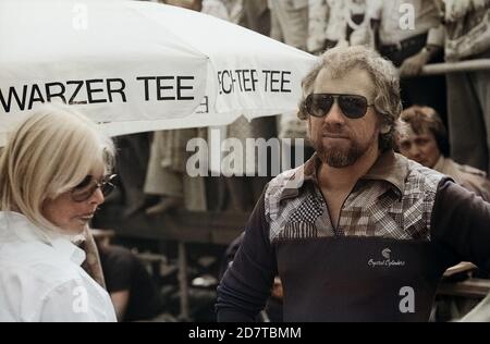 Kevin Johnson, australischer Sänger und Songschreiber, bummelt durch Hamburg, Deutschland um 1977. Australische Sänger und Songwriter Kevin Johnson bei einem Spaziergang am Hamburg, Deutschland um 1977. Stockfoto