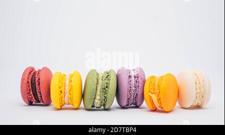 Pastellfarben Macarons süß Französisch Dessert isoliert auf weißem Hintergrund. Stockfoto