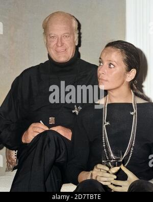 Curd Jürgens, English österreichischer Bühnen- und Filmschauspieler, mit Ehefrau Christine Schmitz in Hamburg, Deutschland 1976. Deutsche österreichische Bühne und Film Schauspieler Curd Jürgens mit seiner Frau Margie Schmitz in Hamburg, Deutschland 1976. Stockfoto