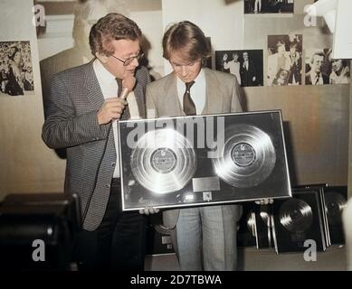 Roland Kaiser, deutscher Schlagersänger (rechts), mit Dieter Thomas Heck und Goldene Schallplatte in Hamburg, Deutschland um 1978. Deutsche Schlager Sänger Roland Kaiser (links) mit Dieter Thomas Heck und goldene Scheibe in Hamburg, Deutschland um 1978. Stockfoto
