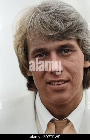Roland Kaiser, deutscher Schlagersänger, mit und Goldene Schallplatte in Hamburg, Deutschland um 1979. Deutsche Schlager Sänger Roland Kaiser mit goldene Scheibe in Hamburg und Deutschland um 1979. Stockfoto