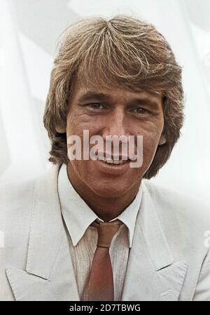 Roland Kaiser, deutscher Schlagersänger, mit und Goldene Schallplatte in Hamburg, Deutschland um 1979. Deutsche Schlager Sänger Roland Kaiser mit goldene Scheibe in Hamburg und Deutschland um 1979. Stockfoto