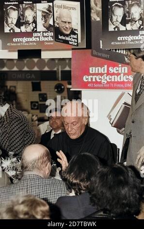 Curd Jürgens, English österreichischer Bühnen- und Filmschauspieler, bei einer Signierstunde Waden Buchs' ... und kein bisschen weise" in einem Kaufhaus in Hamburg, Deutschland 1976. Deutsche österreichische Bühne und Film Schauspieler Curd Jürgens sein Buch "Unterzeichnung... und kein bisschen weise" an einem Abteilung Speicher in Hamburg, Deutschland 1976. Stockfoto