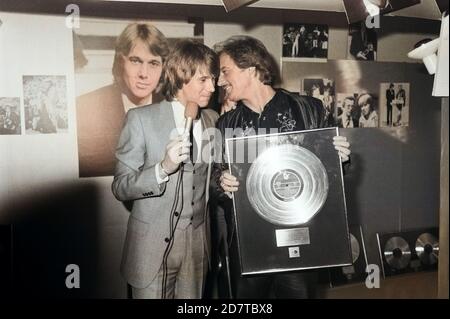 Roland Kaiser, deutscher Schlagersänger (links), mit Kollege und Goldene Schallplatte in Hamburg, Deutschland um 1978. Deutsche Schlager Sänger Roland Kaiser (links) mit Kollegen und goldene Scheibe in Hamburg, Deutschland um 1978. Stockfoto