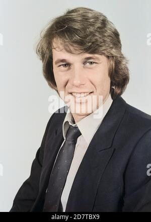 Roland Kaiser, deutscher Schlagersänger, mit und Goldene Schallplatte in Hamburg, Deutschland um 1979. Deutsche Schlager Sänger Roland Kaiser mit goldene Scheibe in Hamburg und Deutschland um 1979. Stockfoto