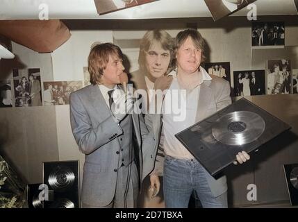 Roland Kaiser, deutscher Schlagersänger (links), mit Gunter Gabriel und Goldene Schallplatte in Hamburg, Deutschland um 1978. Deutsche Schlager Sänger Roland Kaiser (links) mit dem Sänger Gunter Gabriel und goldene Scheibe in Hamburg, Deutschland um 1978. Stockfoto