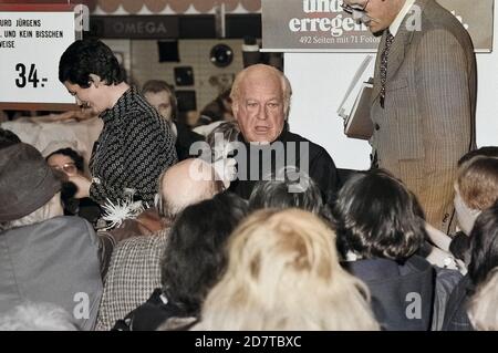 Curd Jürgens, English österreichischer Bühnen- und Filmschauspieler, bei einer Signierstunde Waden Buchs' ... und kein bisschen weise" in einem Kaufhaus in Hamburg, Deutschland 1976. Deutsche österreichische Bühne und Film Schauspieler Curd Jürgens sein Buch "Unterzeichnung... und kein bisschen weise" an einem Abteilung Speicher in Hamburg, Deutschland 1976. Stockfoto