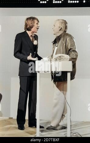 Roland Kaiser, deutscher Schlagersänger (links), zu Gast bei Joachim Blacky Fuchsberger in der Show "Auf los geht's los", Deutschland um 1979. Deutsche Schlager Sänger Roland Kaiser (links) als Gaststar bei Joachim Blacky Fuchsberger in der TV-Show, Deutschland um 1979. Stockfoto