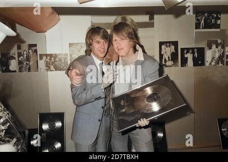 Roland Kaiser, deutscher Schlagersänger (links), mit Gunter Gabriel und Goldene Schallplatte in Hamburg, Deutschland um 1978. Deutsche Schlager Sänger Roland Kaiser (links) mit dem Sänger Gunter Gabriel und goldene Scheibe in Hamburg, Deutschland um 1978. Stockfoto