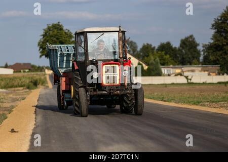 Miedzno, Polen 12. August 2019: URSUS Traktor und Anhänger auf der Straße während der Ernte in Polen. Stockfoto