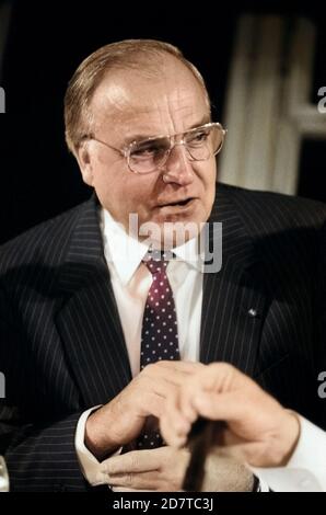 Helmut Kohl, der deutsche Bundeskanzler, in Hamburg, Deutschland um 1984. Bundeskanzler Helmut Kohl, in Hamburg, Deutschland um 1984. Stockfoto