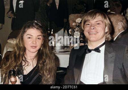 Volker Lechtenbrink, deutscher Wis und Sänger mit Freundin bei einem Ball in Hamburg, Deutschland frühe 1980er Jahre. Deutsche Schauspieler und Sänger Volker Lechtenbrink mit seiner Freundin an einer Kugel in Hamburg, Deutschland Anfang der 80er Jahre. Stockfoto