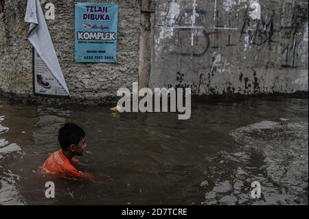 Bogor, Indonesien. Oktober 2020. Ein Kind, das während einer Flutkatastrophe in Bogor, West Java, spielen sah, 25. Oktober 2020. (Foto: Aditya Saputra/INA Photo Agency/Sipa USA) Quelle: SIPA USA/Alamy Live News Stockfoto