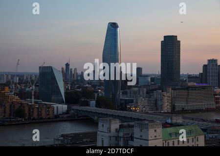 Ein Blackfrairs und die umliegenden Gebäude, wie von der Spitze der St. Paul's Cathedral in der Dämmerung gesehen. Stockfoto