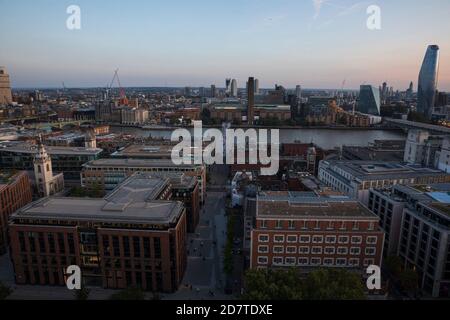 Blick von der St. Paul's Cathedral in der Abenddämmerung auf die Themse & Tate Modern. Stockfoto