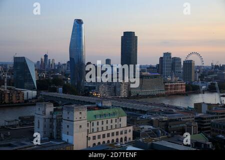 Ein Blackfrairs und die umliegenden Gebäude, wie von der Spitze der St. Paul's Cathedral in der Dämmerung gesehen. Stockfoto