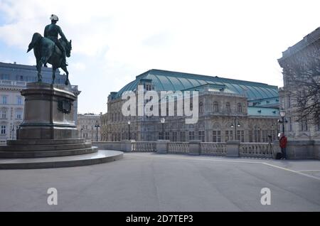 Statue von Erzherzog Albrecht mit Wiener Oper dahinter Stockfoto