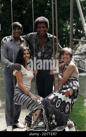 Roberto Blanco mit Ehefrau Mireille (rechts) und Familie, Deutschland um 1978. Roberto Blanco und seine Frau Mireille (rechts) und Familie, Deutschland um 1978. Stockfoto