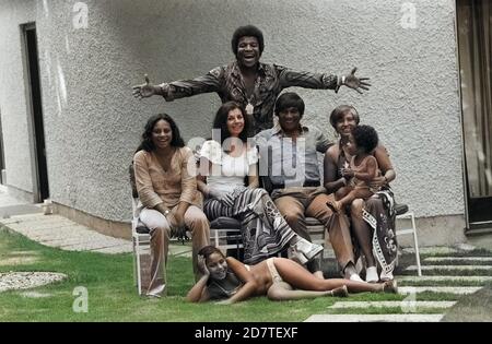 Roberto Blanco mit Ehefrau Mireille and Familie, Deutschland um 1978. Roberto Blanco und seine Frau Mireille und Familie, Deutschland um 1978. Stockfoto