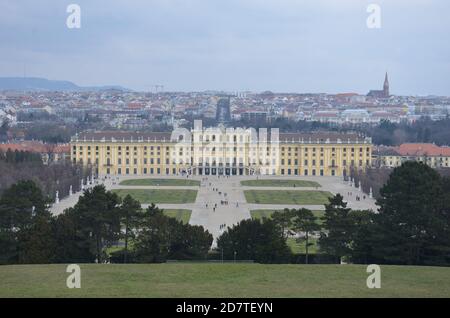 Blick von der Gloriette auf Schloss Schönbrunn und Wien Stockfoto