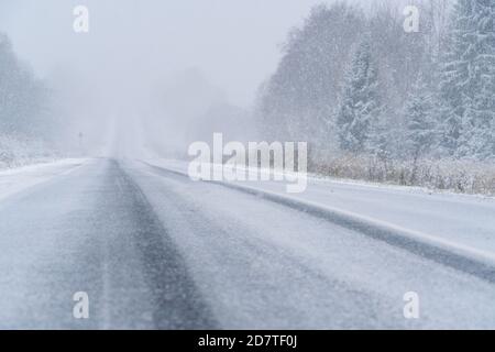 Winter Straße durch den Wald Stockfoto