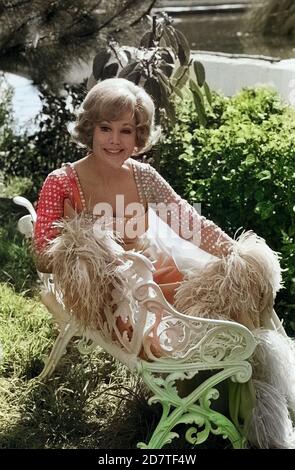 Opernsängerin Anneliese Rothenberger im Garten, 1970er Jahre. Deutsche Opernsängerin Anneliese Rothenberger am Garten, 1970er Jahre. Stockfoto