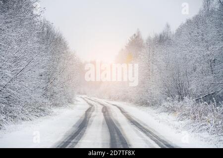 Winter Straße durch den Wald Stockfoto