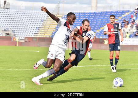 Cagliari, Italien. 25. Okt, 2020. cagliari, Italien, Sardegna Arena, 25 Okt 2020, Simy des FC Crotone während Cagliari Calcio gegen FC Crotone - Italienisches Fußballspiel Serie A - Credit: LM/Luigi Canu Credit: Luigi Canu/LPS/ZUMA Wire/Alamy Live News Stockfoto