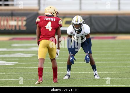 Alumni-Stadion. Okt. 2020. MA, USA; Boston College Eagles Wide Receiver Zay Flowers (4) und Georgia Tech Yellow Jackets Defensive Back Zamari Walton (21) in Aktion während des NCAA Fußballspiels zwischen Georgia Tech Yellow Jackets und Boston College Eagles im Alumni Stadium. Anthony Nesmith/CSM/Alamy Live News Stockfoto