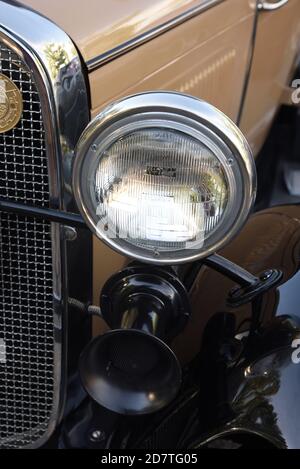 Antike Scheinwerfer oder Scheinwerfer & Auto Horn, Fahrzeug Horn, Glühlampe Horn oder Klaxon auf Vintage 1930 Ford Modell A Auto oder Automobil Stockfoto