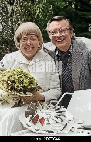 Friedel Hensch, deutsche Sängerin, mit Ehemann Werner Cyprys ehren 75. Geburtstag in Hamburg, Deutschland 1981. Mit Ehemann Werner Cyprys feiert die deutsche Sängerin Friedel Hensch 1981 in Hamburg ihren 75. Geburtstag. Stockfoto